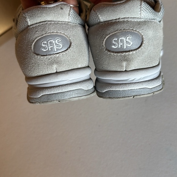 Tour Mesh Lace Up Sneaker. W’s Size 7M - Picture 5 of 8